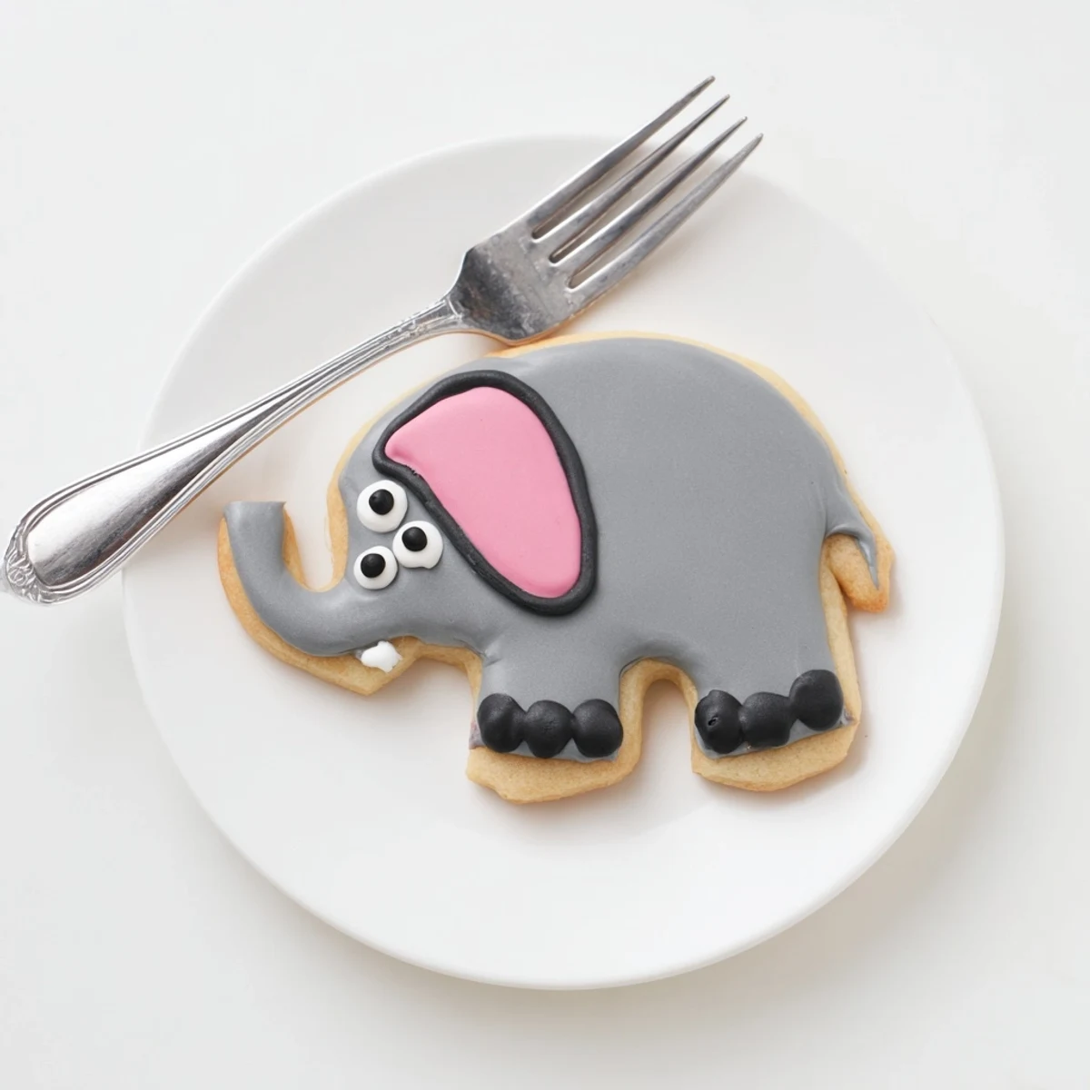 A close-up of a delightful Biscuits Amical Éléphant Géant, beautifully decorated and ready to eat.