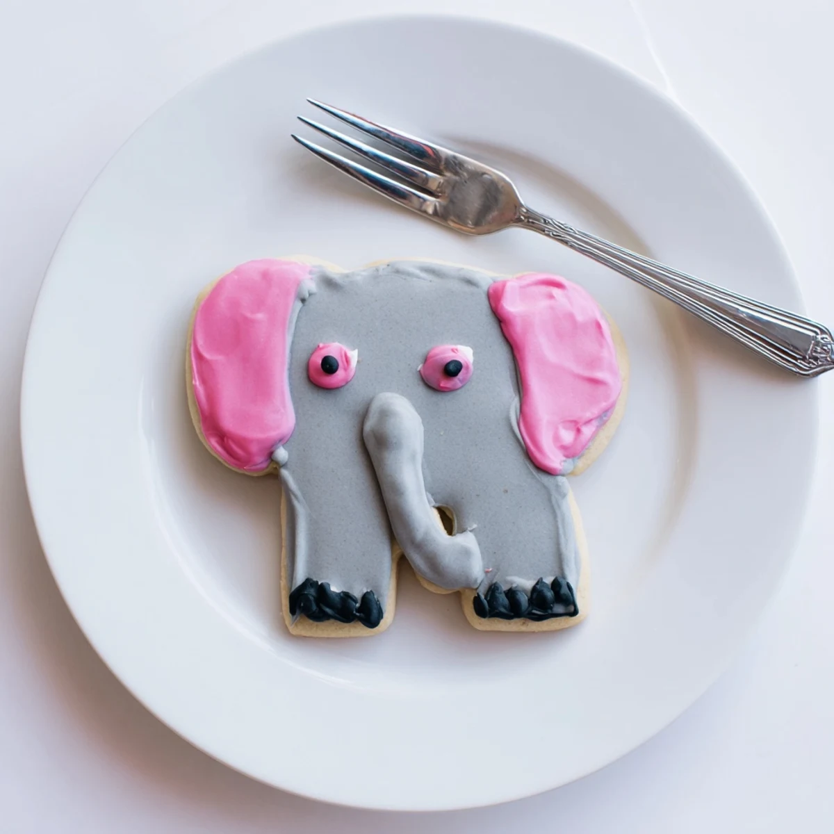 Freshly baked Biscuits Amical Éléphant Géant, these jumbo sugar cookies are perfect for a kids' party.