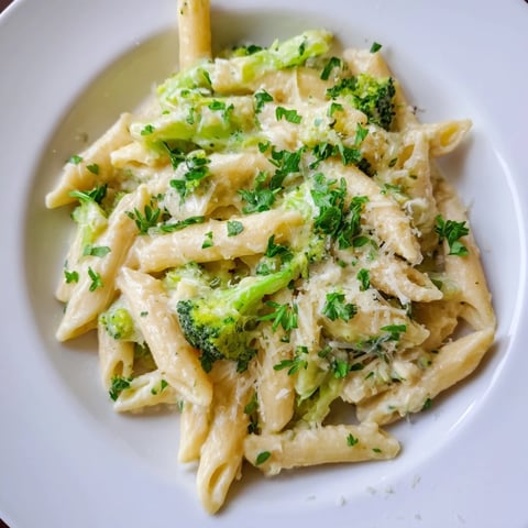Cream Cheese Garlic Pasta: a creamy, dreamy plate of garlic pasta with tender broccoli, perfect comfort food.