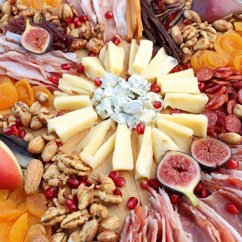 Festive Éclat d’Étoiles Planche de Noël, featuring a starburst arrangement of Christmas snacks and treats.